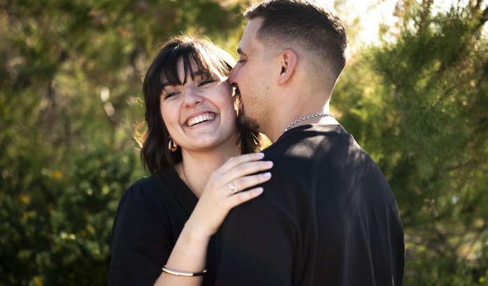 Photographe couple à Saint-Rémy-de-Provence — instant complice en extérieur