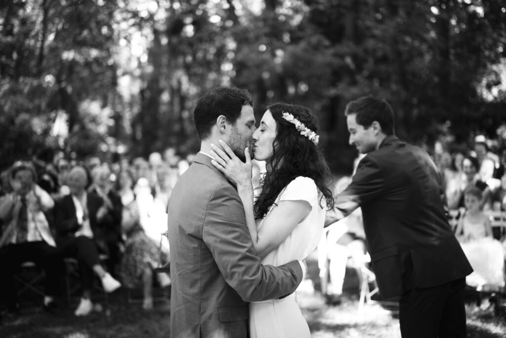 Photographie reportage de mariage intime et authentique dans les Alpilles, Provence