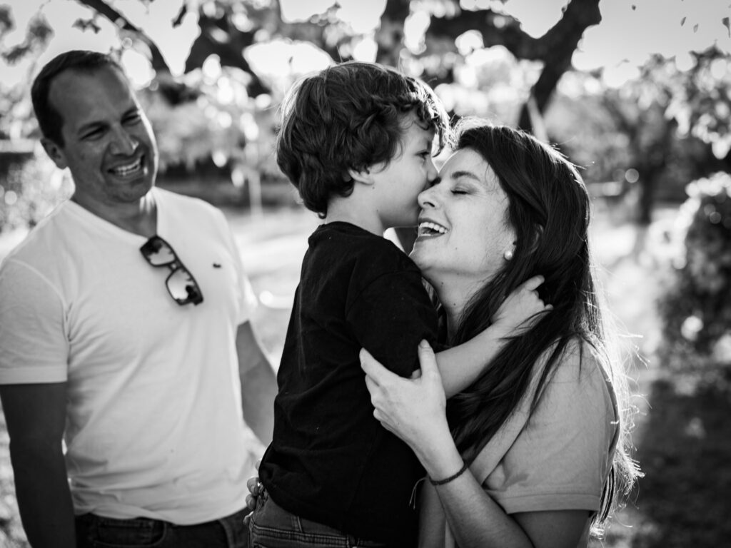Tendresse et rires en famille pendant un shooting en Provence