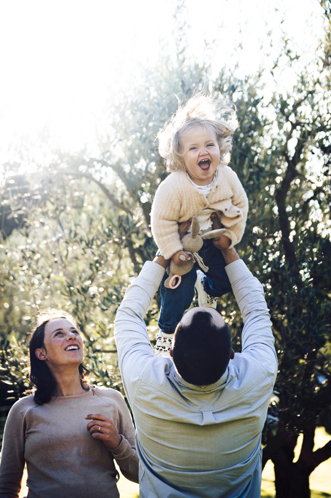 Séance grossesse en famille dans les Alpilles Famille attendant un bébé lors d’une séance photo à Barbentane