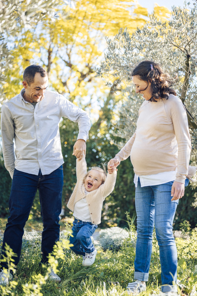 photographe-famille-grossesse séance famille et grossesse en extérieur - moment de vie, de jeu et de complicité