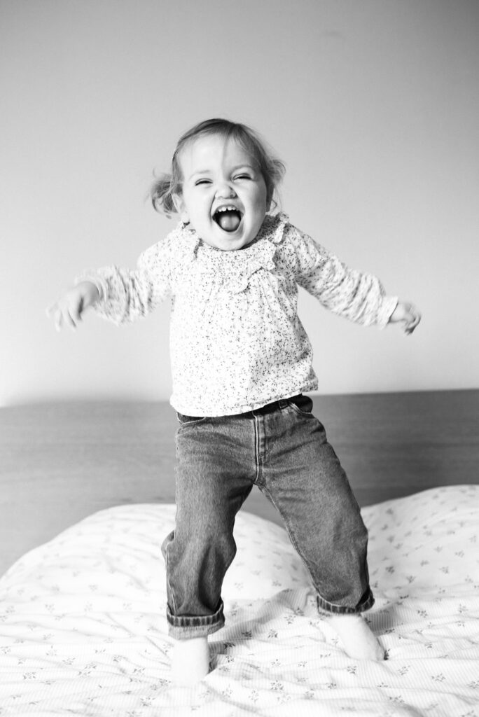 photographe-famille-spontanée séance famille à domicile - jeux, rires et complicité dan les Alpilles
