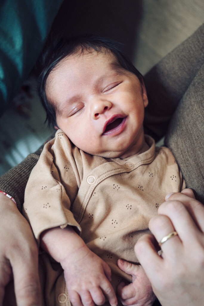 photographe-famille Barbentane portrait nourisson lors d'une séance photo naissance à docmicile