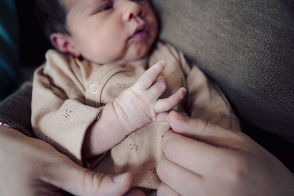 photographe-alpilles-barbentane-famille détails lors d'une séance naissance à domicile