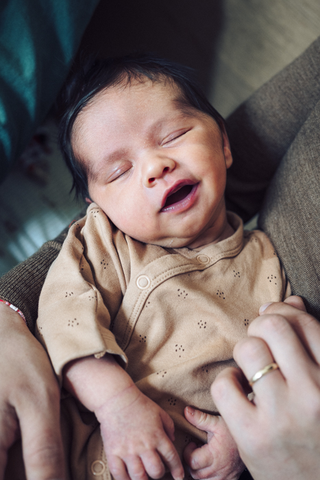 portrait nourisson lors d'une séance photo naissance à docmicile