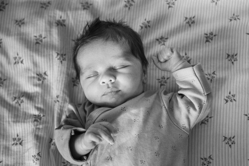 photographe lifestyle - portrait nourisson lors d'un shooting