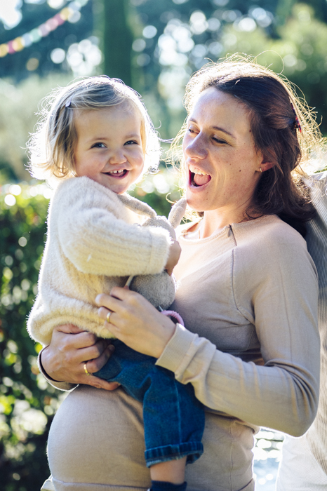 Photo de grossesse en famille en lumière naturelle en Provence
