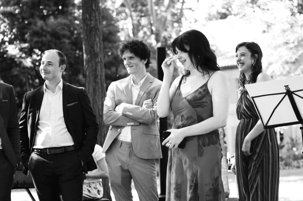 rires et larmes lors de la cérémonie laïque à l'île de la Barthelasse - Avignon