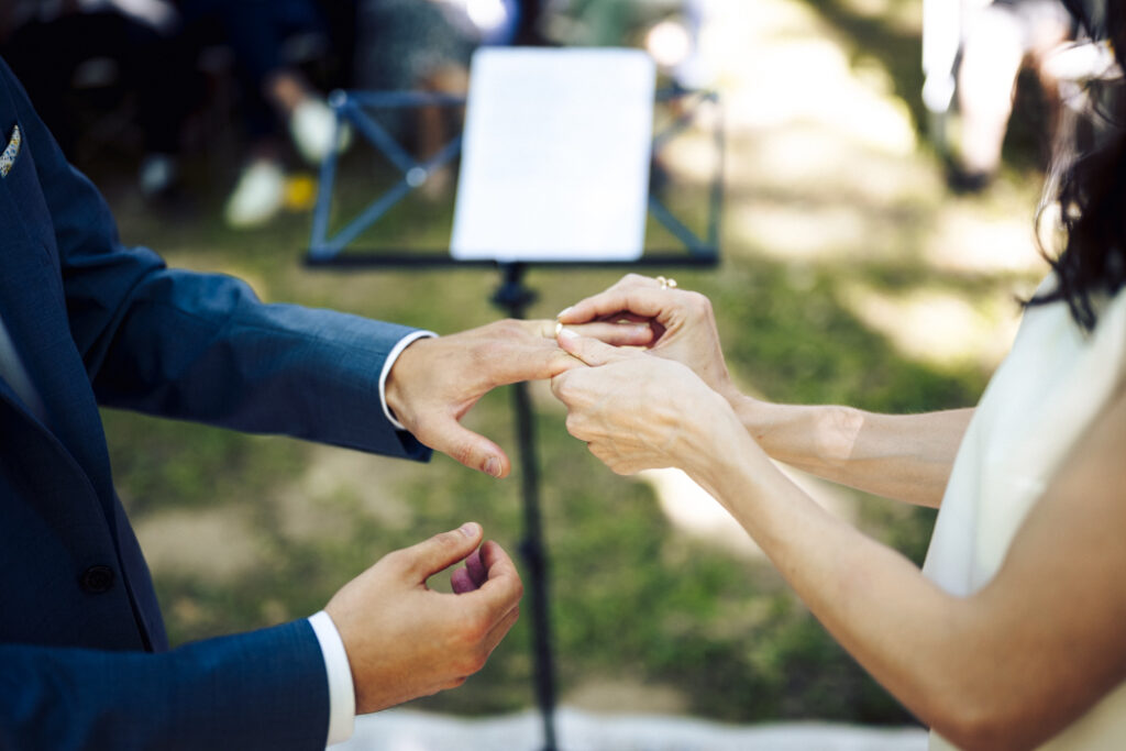 échange des alliances lors de la cérémonie laÏque au Domaine le Taleur - l'île de la Barthelasse