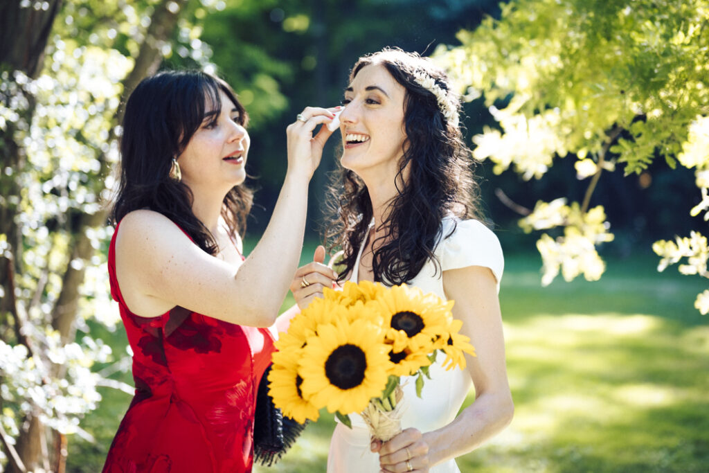 moment de complicité avec la témoin de la mariée - retouche maquillage aprés la cérémonie laïque
