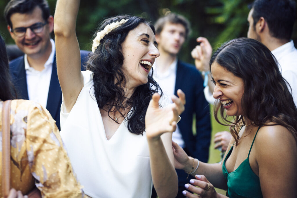 moment de fou rire et de complicité entre la mariée et son amie - photographe au domaine Le Taleur - Avignon
