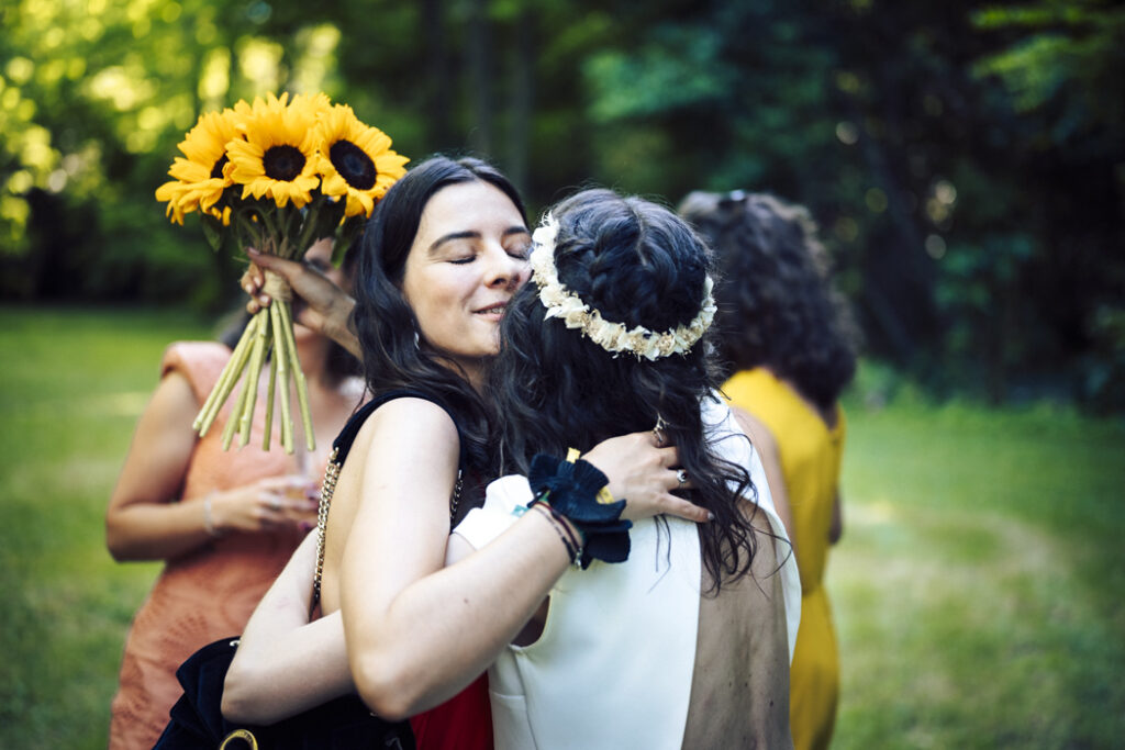 embrassades avec la mariée - moment d'émotion lors du mariagemariage au Domaine le Taleur -l'île de la Barthelasse - Avignon