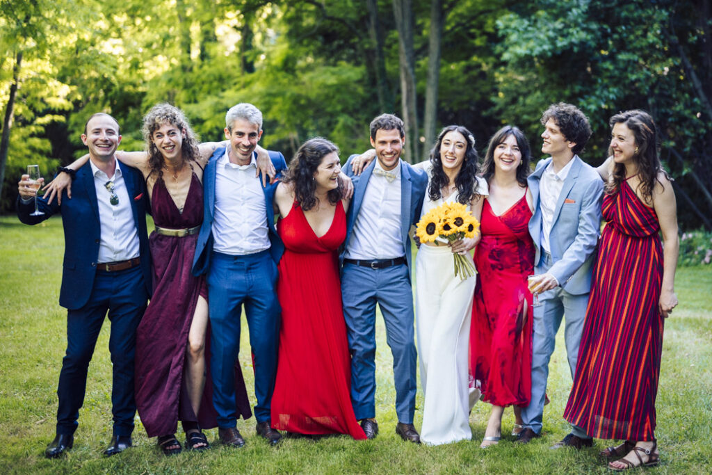 photo de groupe entre amis - photo pleine de vie et de rires pour un style décontracté