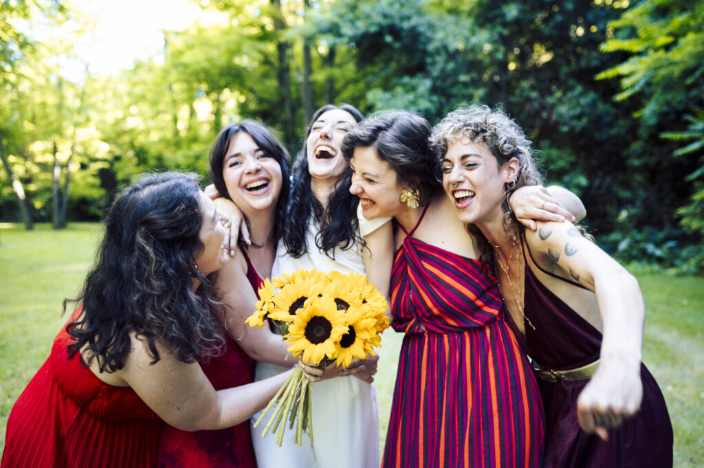 photo d'un éclat de rire lors des photos de groupe du mariage à l'île de la Barthelasse