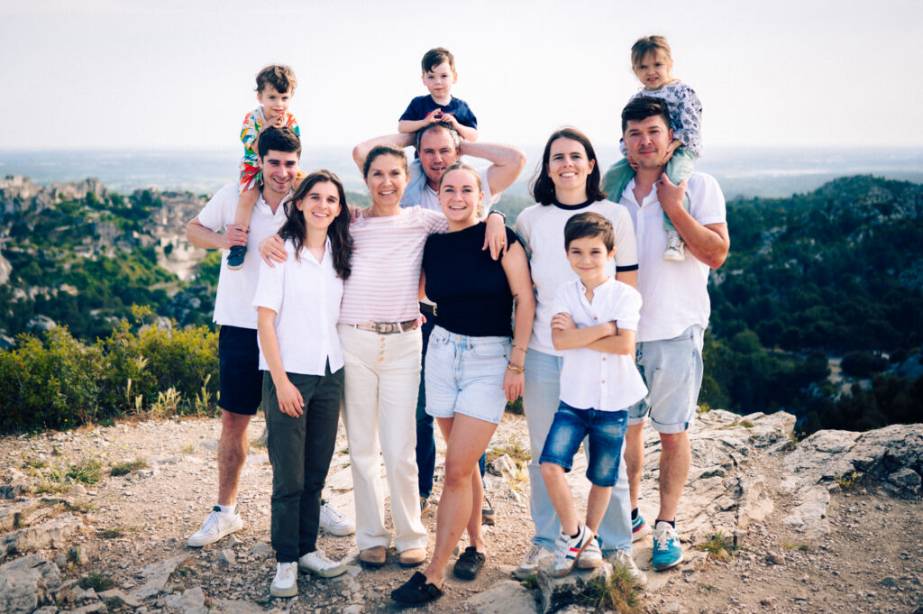 Photo d'une famille réunie pendant leurs vacances dans les Bouches-du-Rhône