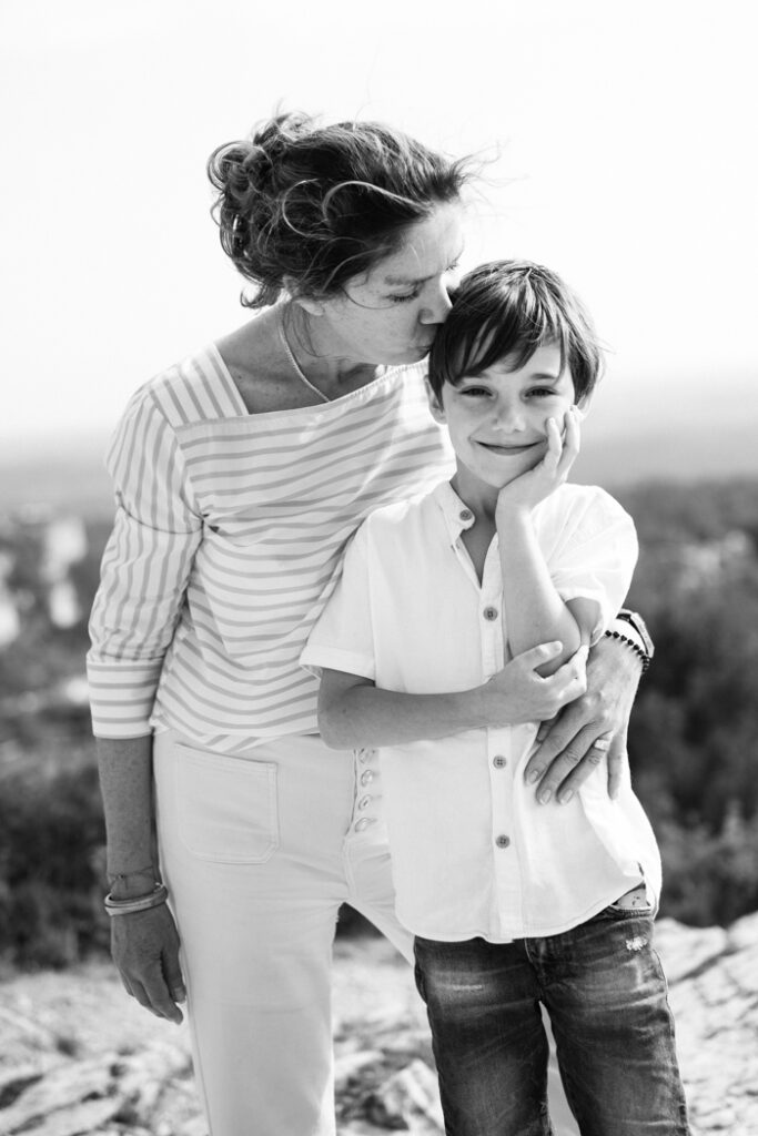 portrait naturel d'une grand-mère et son petit-fils