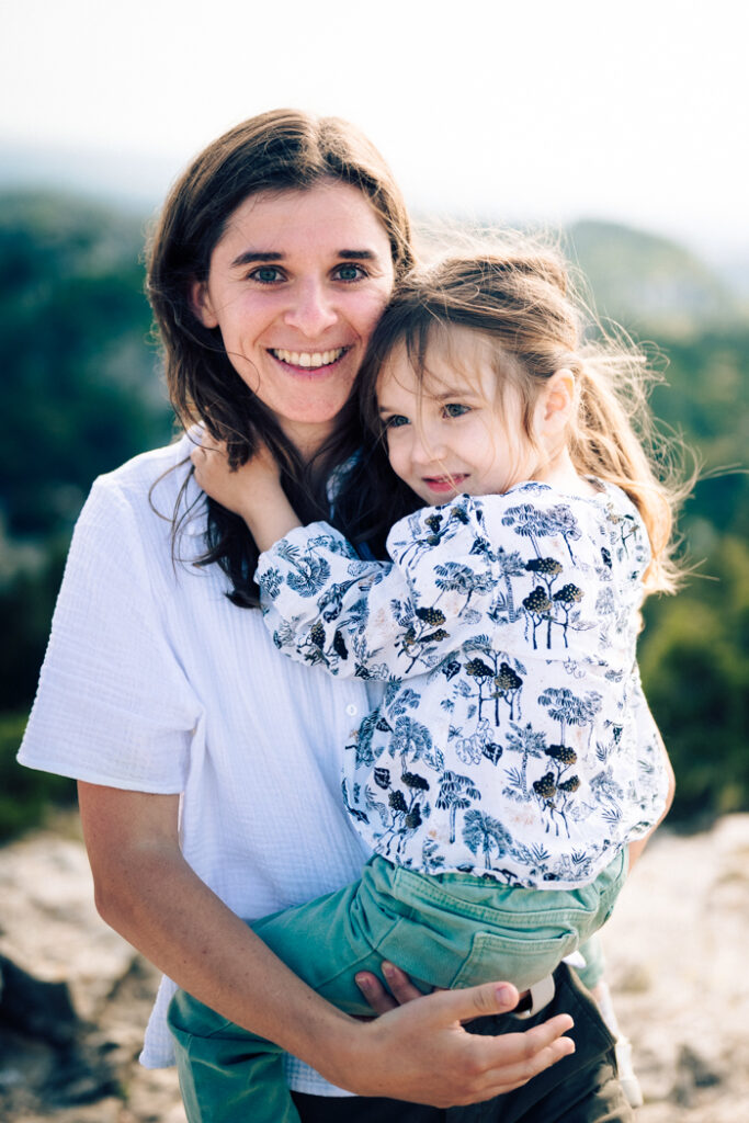 tendresse et amour lors d'une séance famille en Provence