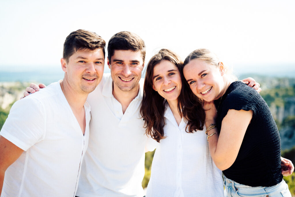 Moment de complicité entre frères et soeurs en Provence