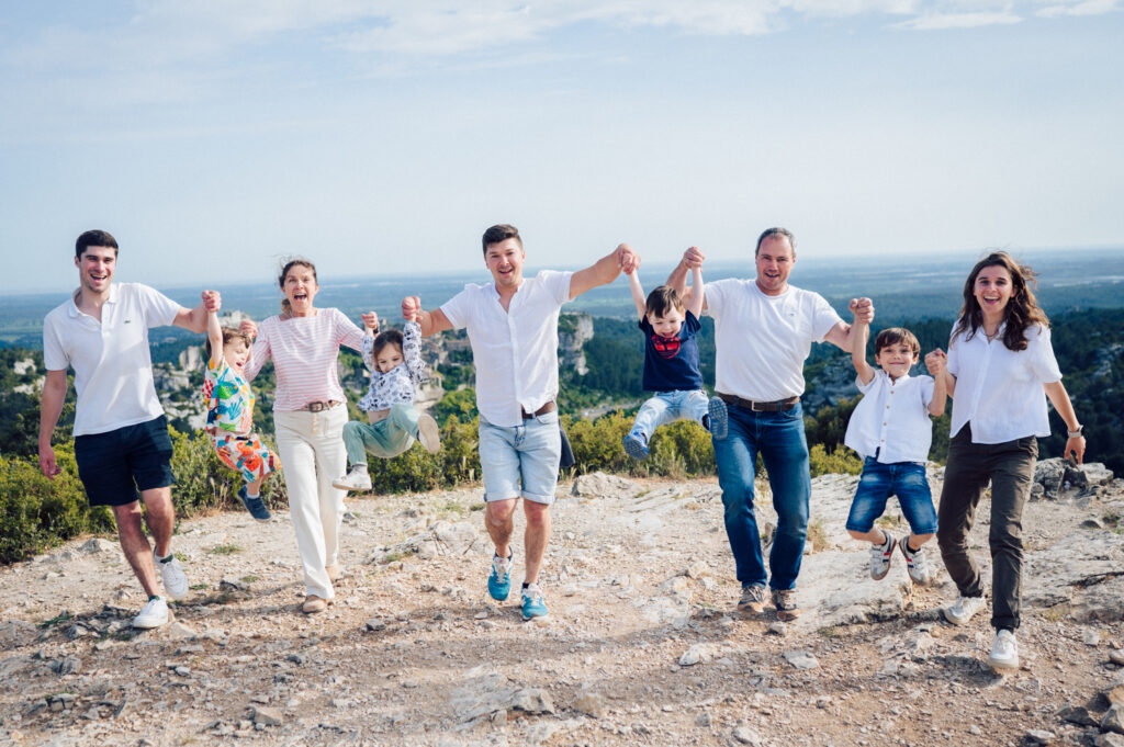 3 générations réunis lors d'une séance photo famille aux Baux-de-Provence
