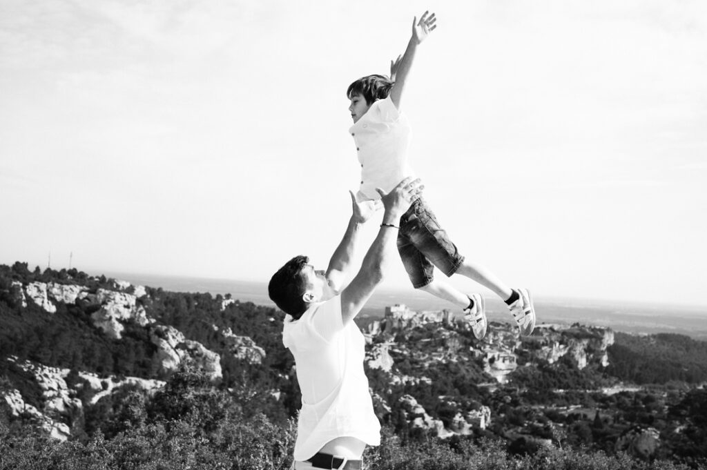 Moment de complicité et de tendresse entre une mère et ses fils